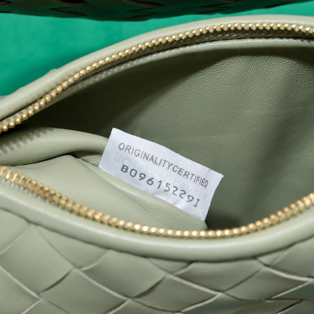 Batch 1460 Bv Shu Qi's same "Gemelli" twin bag 776764 locked in advance 24 years of hot style 💕 Gemelli is made up of two half-moon-shaped bags paired together, with the brand's iconic intrecciato woven sheepskin, equipped with a detachable tubular handle, which can be used as a clutch, on the shoulder or by flipping the small crescent moon as a handle, or as a long shoulder strap 🉑️Crossbody The dual design has a personalized yet charming attitude, and the eye-catching visual impact brings an elegant and fashionable feeling. It is a bag worth buying💥There are 3 sizes to choose from.  Size: 24.5x19x7, plus long shoulder strap ➕80 Model: 6764